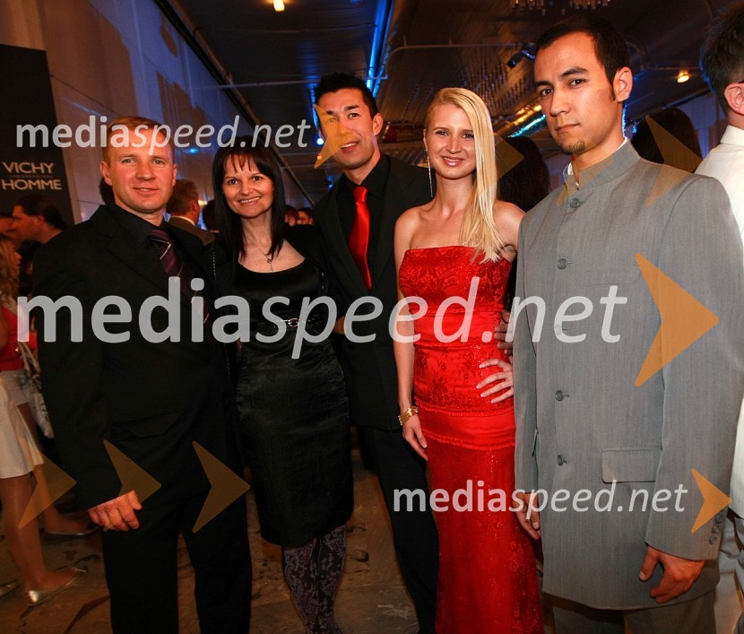 Dino Bešter, Nataša Bešter, Taiji Tokuhisha in Ana Bešter, voditelja oddaje Avantura in Akira Hasegawa, TV voditeljViktorji 2007, rdeča preproga, zakulisje, after party