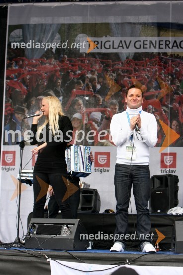 Mateja Vuk (Tejči) in Jani Pavec, skupina Atomik HarmonikFinale Svetovnega pokala v smučarskih skokih v Planici, NEDELJA