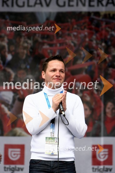 Jani Pavec, skupina Atomik HarmonikFinale Svetovnega pokala v smučarskih skokih v Planici, NEDELJA