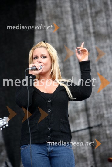 Špela Grošelj , skupina Atomik HarmonikFinale Svetovnega pokala v smučarskih skokih v Planici, NEDELJA