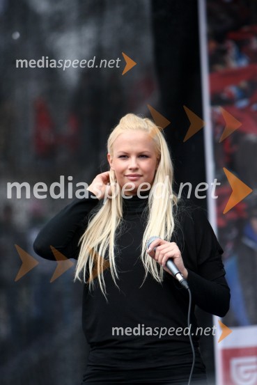 Mateja Vuk (Tejči), skupina Atomik HarmonikFinale Svetovnega pokala v smučarskih skokih v Planici, NEDELJA