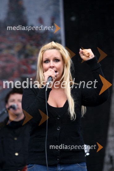 Špela Grošelj, skupina Atomik HarmonikFinale Svetovnega pokala v smučarskih skokih v Planici, NEDELJA