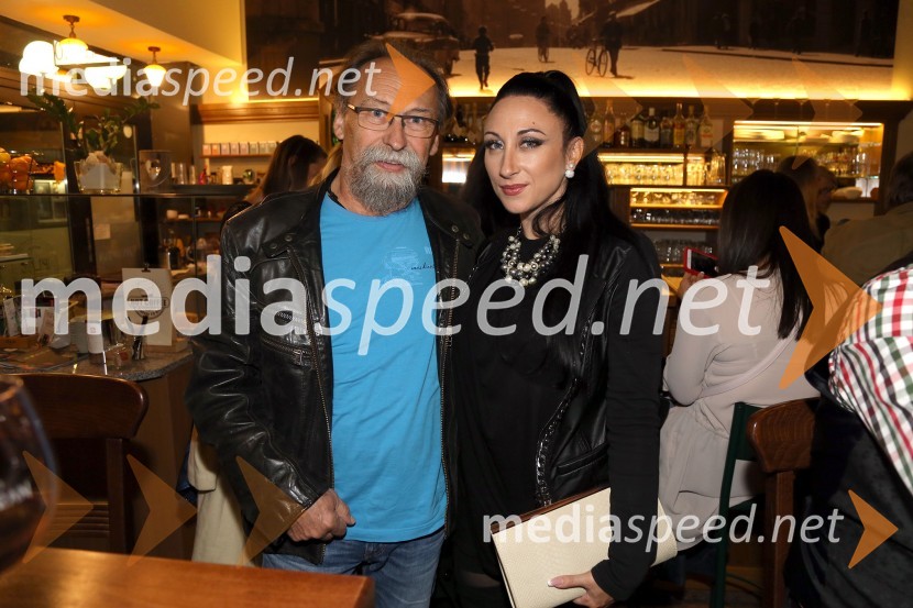  Viljem Klemenčič, fotograf;  Patricija Lucija Lovišček, lastnica licence Miss borilnih veščin, vizažistkaOd Bitlsof do penzije v kavarni Plac