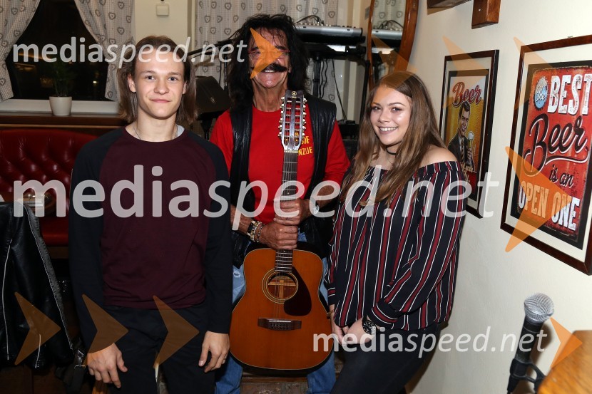  Julijan Velišček, pevec;  Slavko Kovačič-Spidi, glasbenik;  Ina Olup, pevkaOd Bitlsof do penzije v kavarni Plac