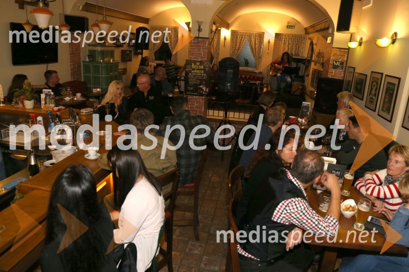 Od Bitlsof do penzije v kavarni PlacOd Bitlsof do penzije v kavarni Plac