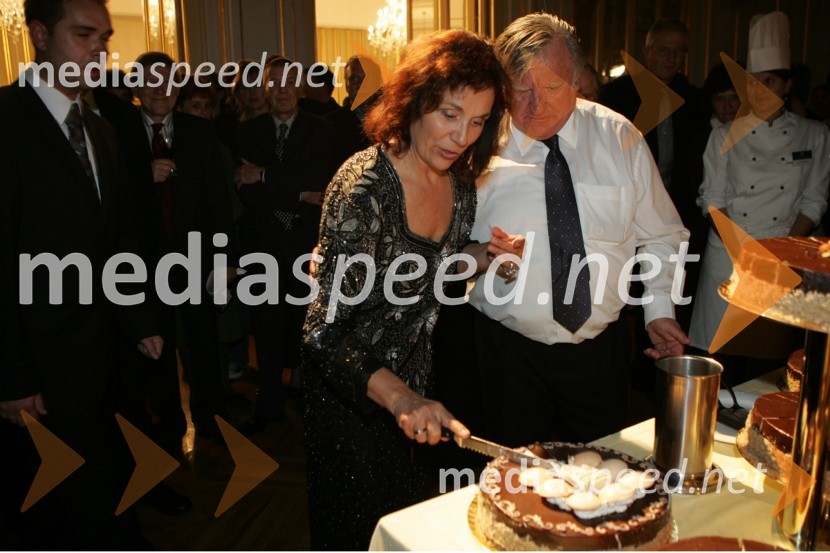 Dobitnica Borštnikovega prstana 2005 Miranda Caharija, igralka slovenskega stalnega gledališča v Trstu in Tone Partljič, predsednik Sveta Borštnikovega srečanja40. Borštnikovo srečanje, podelitev Borštnikovega prstana