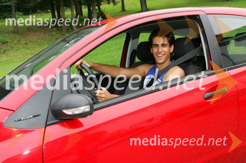 Domen Kumer po cestah šviga s svojim sponzorskim avtomobilomDomen Kumer