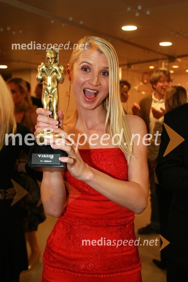 Ana Bešter, voditeljica oddaje AvanturaViktorji 2007, rdeča preproga, zakulisje, after party