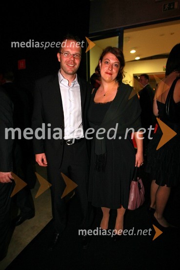 Bojan Traven, urednik oddaje Svet na Kanalu A in spremljevalka Ana IvandičViktorji 2007, rdeča preproga, zakulisje, after party