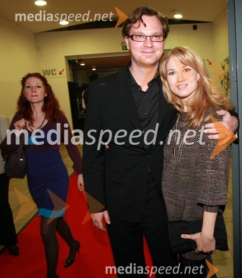 Sonja Javornik, novinarka revije Lady, Jurij Zrnec, igralec in voditelj Oddaje as ti tud not padu in njegova žena Sabina Kogovšek, igralkaViktorji 2007, rdeča preproga, zakulisje, after party