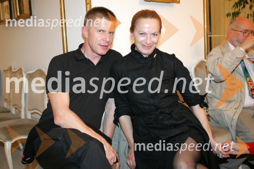 Igralec Borut Veselko in Jožica Avbelj, dobitnica Borštnikovega prstana leta 200140. Borštnikovo srečanje, podelitev Borštnikovega prstana