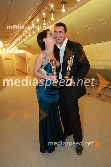 Lili Žagar in Marko Potrč, voditelja oddaje Svet na Kanalu AViktorji 2007, rdeča preproga, zakulisje, after party