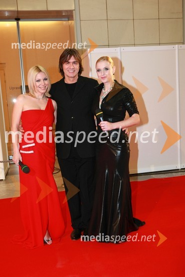 Urška Pirš, voditeljica oddaje Pop in na Pop TV, Brane Kastelic, dopisnik BBC London in Andreja Virk Žerdin, voditeljica oddaje Pop in na Pop TVViktorji 2007, rdeča preproga, zakulisje, after party