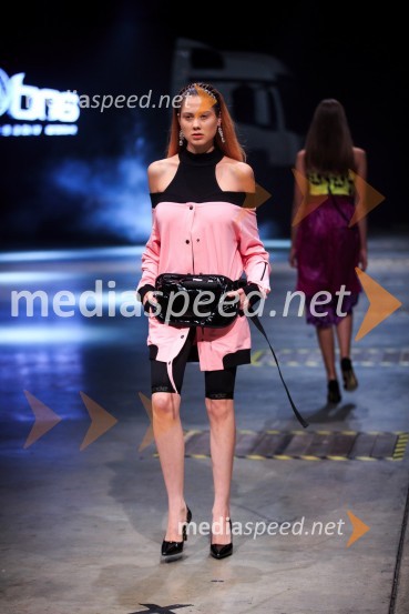 Kolekcija modne oblikovalke Sari Valenci for AndražMercedes-Benz Fashion Week 2017, sobota