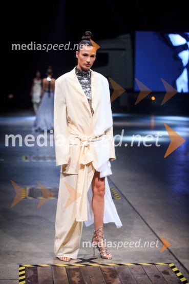 Kolekcija blagovne znamke SusnyaraMercedes-Benz Fashion Week 2017, sobota