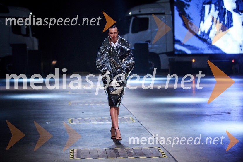 Kolekcija blagovne znamke SusnyaraMercedes-Benz Fashion Week 2017, sobota