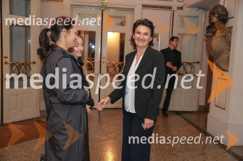 dr. Mateja Gaber, predsednica Akademskega zbora Filozofske fakultete;  Ema Peruš, vodja abonmajev SNG Drama LjubljanaZid, jezero, premiera predstave