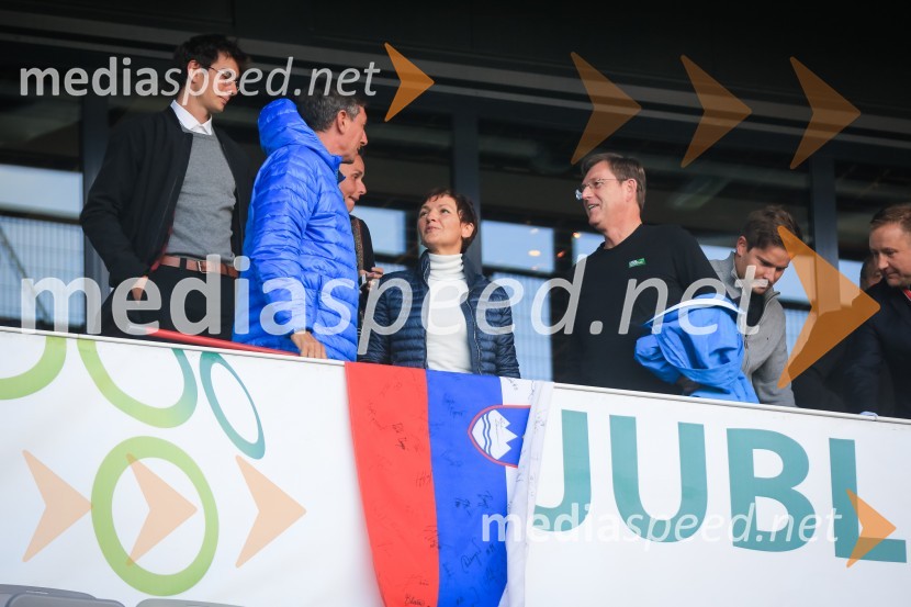  Borut Pahor, predsednik Republike Slovenije; prof. dr. Maja Makovec Brenčič, ministrica za izobraževanje, znanost in šport; prof. dr. Miro Cerar, predsednik Vlade Republike SlovenijeSlovenija se poslavlja od Svetovnega prvenstva v nogometu, remizirali smo proti Škotom