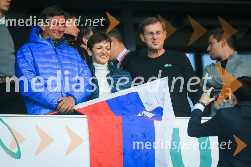  Borut Pahor, predsednik Republike Slovenije; prof. dr. Maja Makovec Brenčič, ministrica za izobraževanje, znanost in šport; prof. dr. Miro Cerar, predsednik Vlade Republike SlovenijeSlovenija se poslavlja od Svetovnega prvenstva v nogometu, remizirali smo proti Škotom