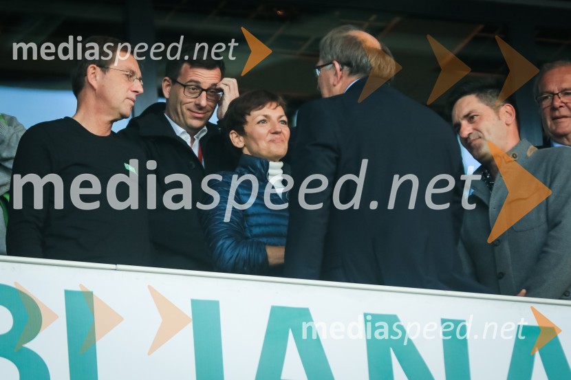 prof. dr. Miro Cerar, predsednik Vlade Republike Slovenije;  ... ; prof. dr. Maja Makovec Brenčič, ministrica za izobraževanje, znanost in šport;  ... ;  ... Slovenija se poslavlja od Svetovnega prvenstva v nogometu, remizirali smo proti Škotom