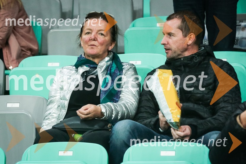 dr. Marta Bon, mestna svetnica MOL, selektorica ženske rokometne reprezentance ;  ... Slovenija se poslavlja od Svetovnega prvenstva v nogometu, remizirali smo proti Škotom