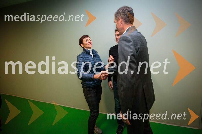 prof. dr. Maja Makovec Brenčič, ministrica za izobraževanje, znanost in šport; prof. dr. Miro Cerar, predsednik Vlade Republike Slovenije;  Srečko Katanec, selektor slovenske nogometne reprezentanceSlovenija se poslavlja od Svetovnega prvenstva v nogometu, remizirali smo proti Škotom