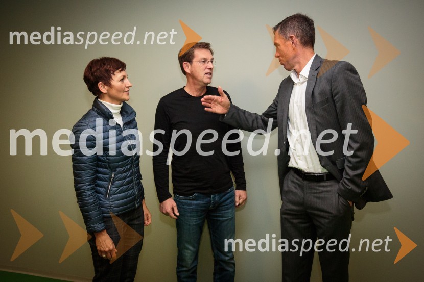 prof. dr. Maja Makovec Brenčič, ministrica za izobraževanje, znanost in šport; prof. dr. Miro Cerar, predsednik Vlade Republike Slovenije;  Srečko Katanec, selektor slovenske nogometne reprezentanceSlovenija se poslavlja od Svetovnega prvenstva v nogometu, remizirali smo proti Škotom