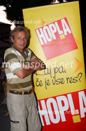 Pomočnik glavnega urednika tednika Hopla Matjaž KranjecMelodije morja in sonca