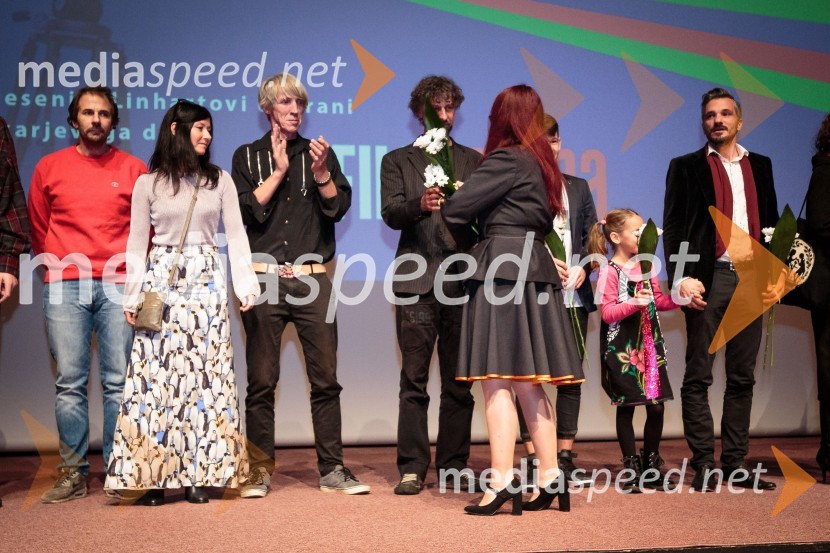  ... ;  Polonca Valentinčič, kostumografinja;  Emil Cerar, kostumograf;  Jan  Cvitkovič, igralec, režiser;  Ula  Gulič, nastopajoča v filmu;  Primož Vrhovec, igralecDružinica, premiera filma