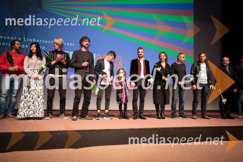  ... ;  Polonca Valentinčič, kostumografinja;  Emil Cerar, kostumograf;  Jan  Cvitkovič, igralec, režiser;  Miha Košec, nastopajoči v filmu;  Ula  Gulič, nastopajoča v filmu;  Primož Vrhovec, igralec;  Irena Kovačevič, igralka;  ... ;  ... ;  Ludvik Bagari, igralecDružinica, premiera filma