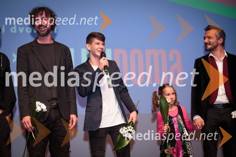  Jan  Cvitkovič, igralec, režiser;  Miha Košec, nastopajoči v filmu;  Ula  Gulič, nastopajoča v filmu;  Primož Vrhovec, igralecDružinica, premiera filma