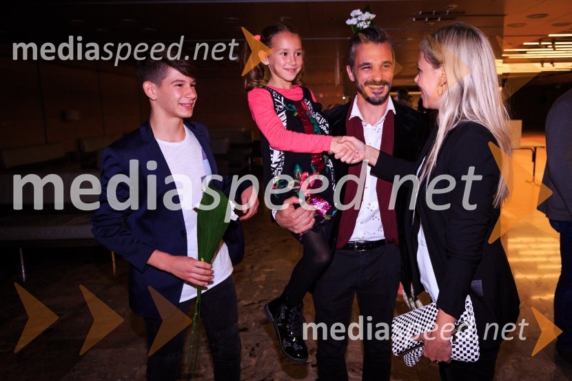  Miha Košec, nastopajoči v filmu;  Ula  Gulič, nastopajoča v filmu;  Primož Vrhovec, igralec;  Katarina Čas, igralka, voditeljicaDružinica, premiera filma