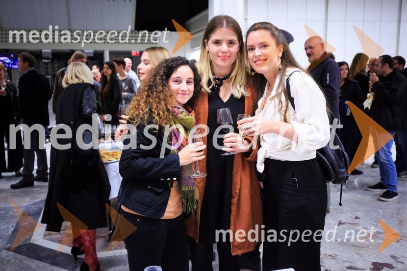  ... ;  Nika Prusnik, pevka;  ... Družinica, premiera filma