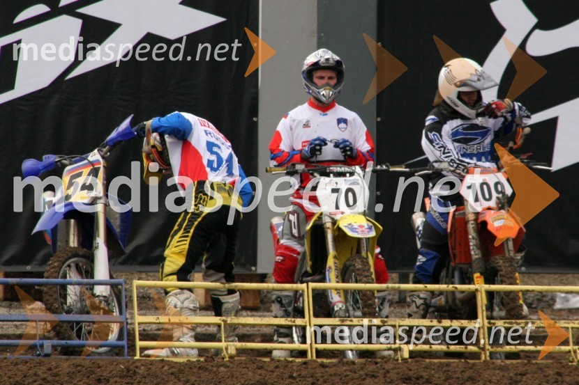 Alexander Ivanutin, Rusija; Roman Jelen, Slovenija in George Hiliopoulos, Grčija na štartuMOTOKROS, Pokal narodov 2005 - dirka, Ernee, Francija