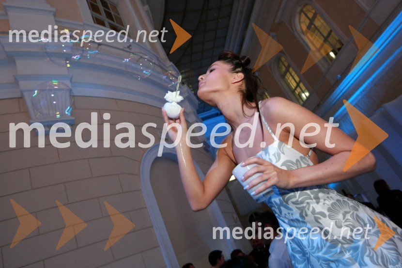 Jerneja Kaplan, hostesaPredstavitev nove slovenske blagovne znamke Luna