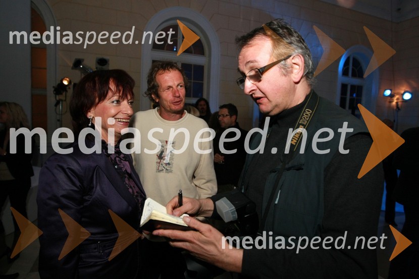 Manca Košir, publicistka s spremljevalcem Mikom in Vito Tofaj, fotograf in novinarPredstavitev nove slovenske blagovne znamke Luna