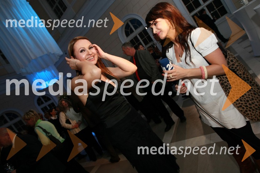 Anja Rupel, pevka in voditeljica in Polona Jambrek, novinarkaPredstavitev nove slovenske blagovne znamke Luna