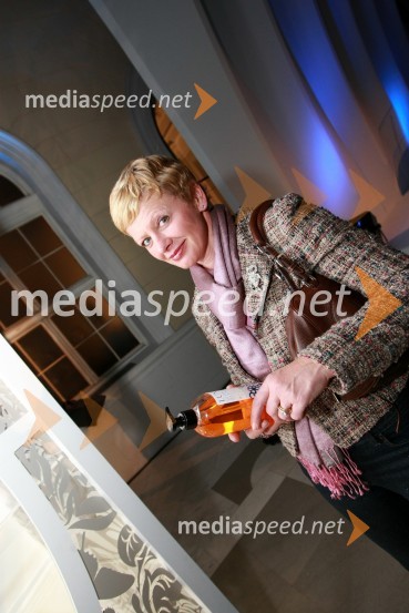 Rija Čič si ogleduje izdelke nove slovenske blagovne znamke LunaPredstavitev nove slovenske blagovne znamke Luna