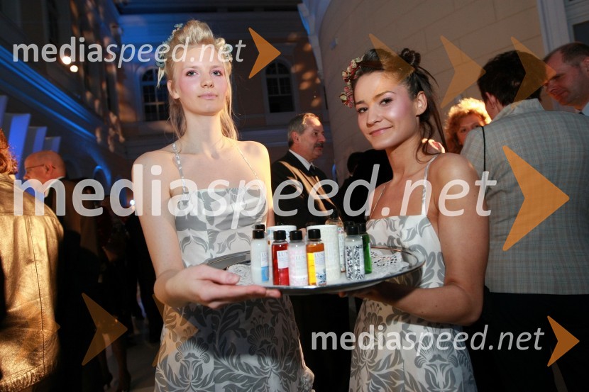 Nuša Lipar in Jerneja Kaplan, hostesiPredstavitev nove slovenske blagovne znamke Luna