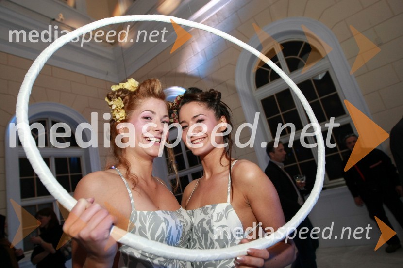 Katja Cvetko in Jerneja Kaplan, hostesiPredstavitev nove slovenske blagovne znamke Luna