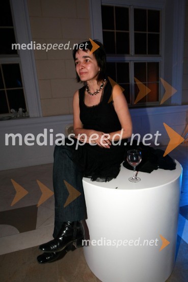 Zora Stančič, umetnica in prihodnja oblikovalka omejene izdaje kolekcije LunaPredstavitev nove slovenske blagovne znamke Luna