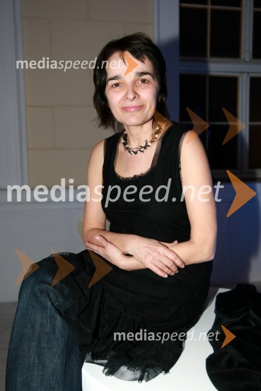 Zora Stančič, umetnica in prihodnja oblikovalka omejene izdaje kolekcije LunaPredstavitev nove slovenske blagovne znamke Luna