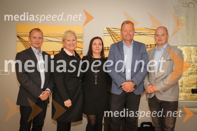  ... ;  Sabrina Pečelin, vodja odnosov z javnostmi pri Porsche Slovenija d.o.o.;  ... ;  Marko Škriba, direktor znamke Volkswagen pri Porsche Slovenija d.o.o.;  ... Volkswagen Polo, slovenska predstavitev