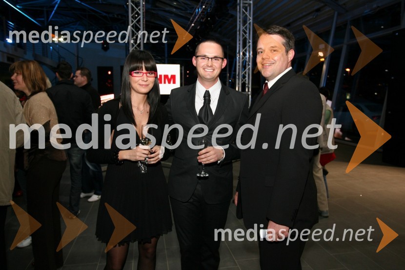 Denis Auer, Optika Auer s punco Tjašo in Boštjan Pepevnik, vodja poslovne enote Porsche Ptujska cestaModni dogodek Fashion show 2008 Optike Auer v Porsche Ptujska cesta Maribor