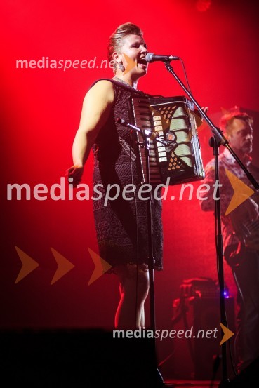 Petra Trobec, glasbenica, skupina ManoucheParov Stelar