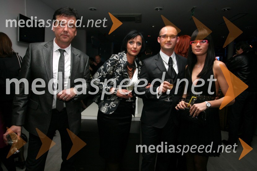Bojan Auer, lastnik Optike Auer z ženo Suzano in sinom Denisom s punco TjašoModni dogodek Fashion show 2008 Optike Auer v Porsche Ptujska cesta Maribor
