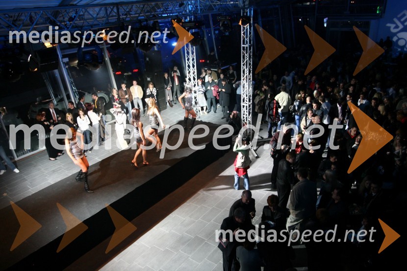 Plesna skupinaModni dogodek Fashion show 2008 Optike Auer v Porsche Ptujska cesta Maribor