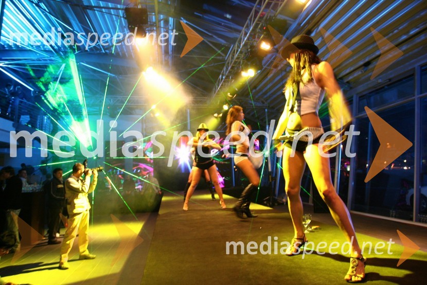 Plesna skupinaModni dogodek Fashion show 2008 Optike Auer v Porsche Ptujska cesta Maribor
