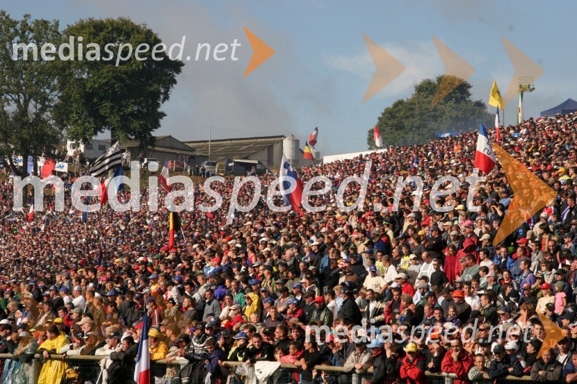 V množici gledalcev je bila vidna tudi slovenska zastavaMOTOKROS, Pokal narodov 2005 - dirka, Ernee, Francija