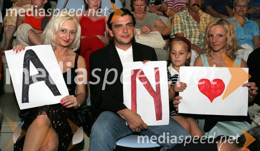 Podpredsednik državnega zbora in poslanec SNS Sašo Peče z ženo Simono Gljuk Peče in poslanka SNS Barbara Žgajner TavšMelodije morja in sonca